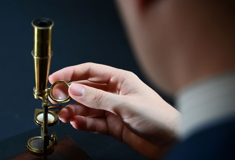 Microscópio usado por Charles Darwin será leiloado