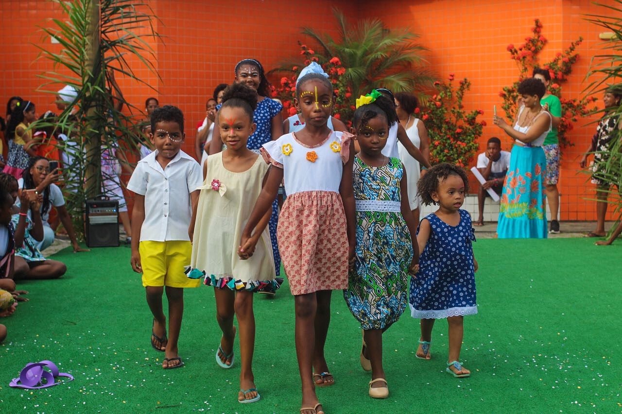 Mulheres de comunidade quilombola da Ilha de Maré criam coleção infantil