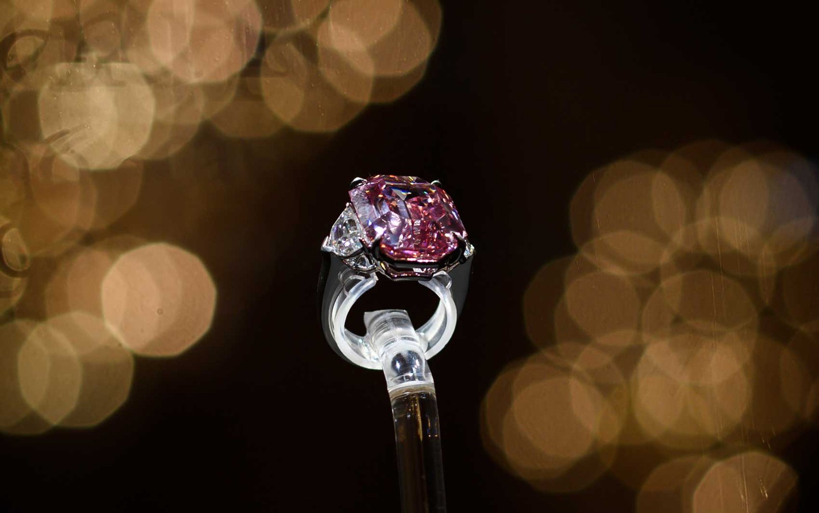 Diamante raro é vendido em leilão na Suíça. Aos detalhes! 