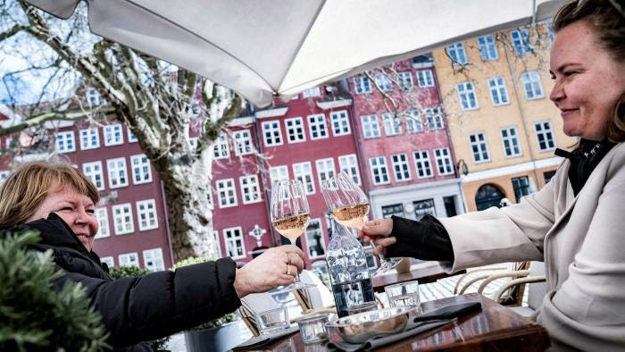 "Saudamos a vida de antes”, celebra Dinamarca, suspendendo restrições 