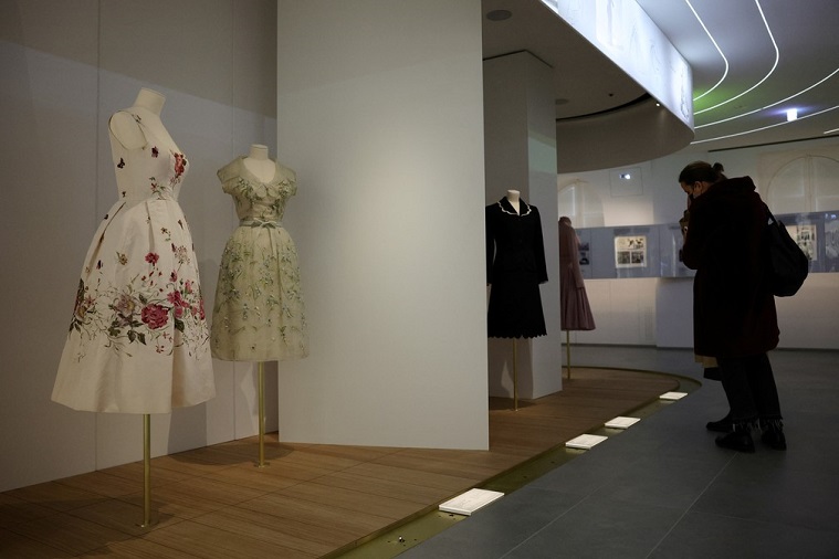 Dior reabre loja em endereço histórico de Paris com grande complexo e museu