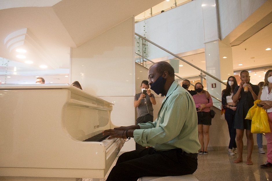 Conheça a história do pianista que viralizou: 'O que eu mais quero é viver de música', diz 'Dirceu dos Teclados'