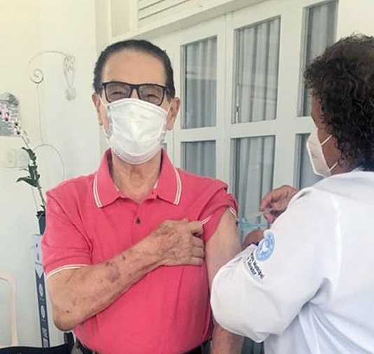 Médium espírita Divaldo Franco recebe primeira dose da vacina contra Covid-19 em Salvador