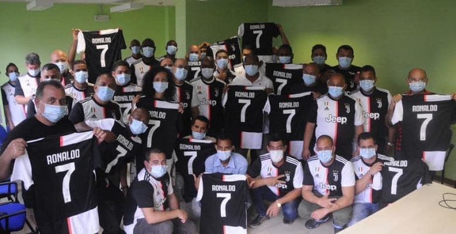 Cristiano Ronaldo doa camisas autografadas para médicos cubanos da linha de frente do combate a covid-19 na Itália