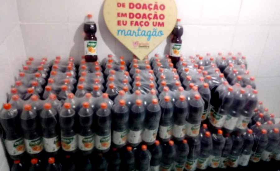 Em campanha por donativos, Martagão Gesteira recebe doação de 900 litros de bebida da ISM