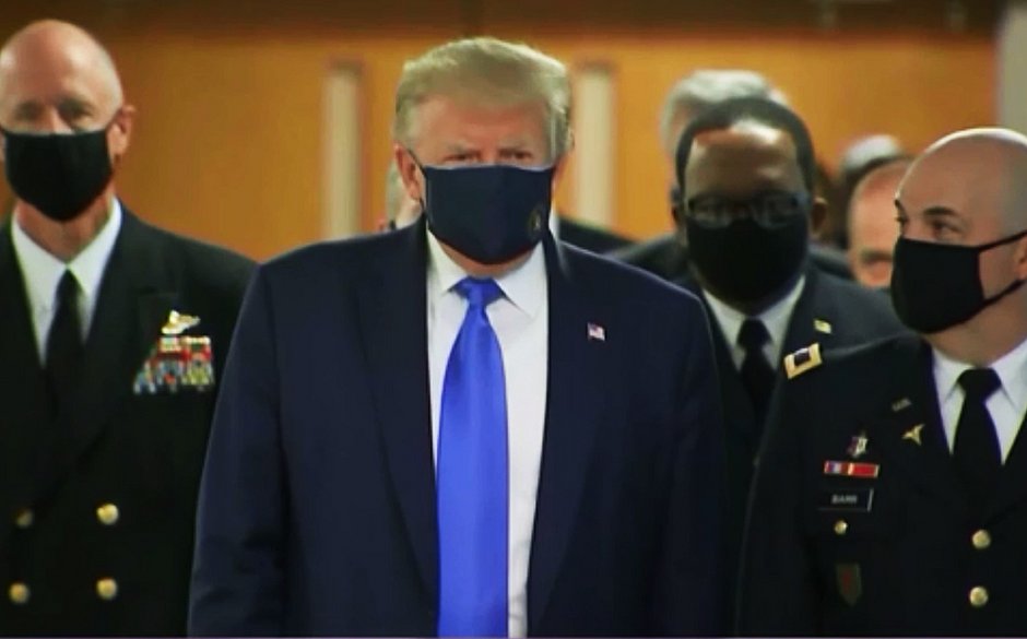 Trump aparece de máscara em público pela primeira vez desde início da pandemia