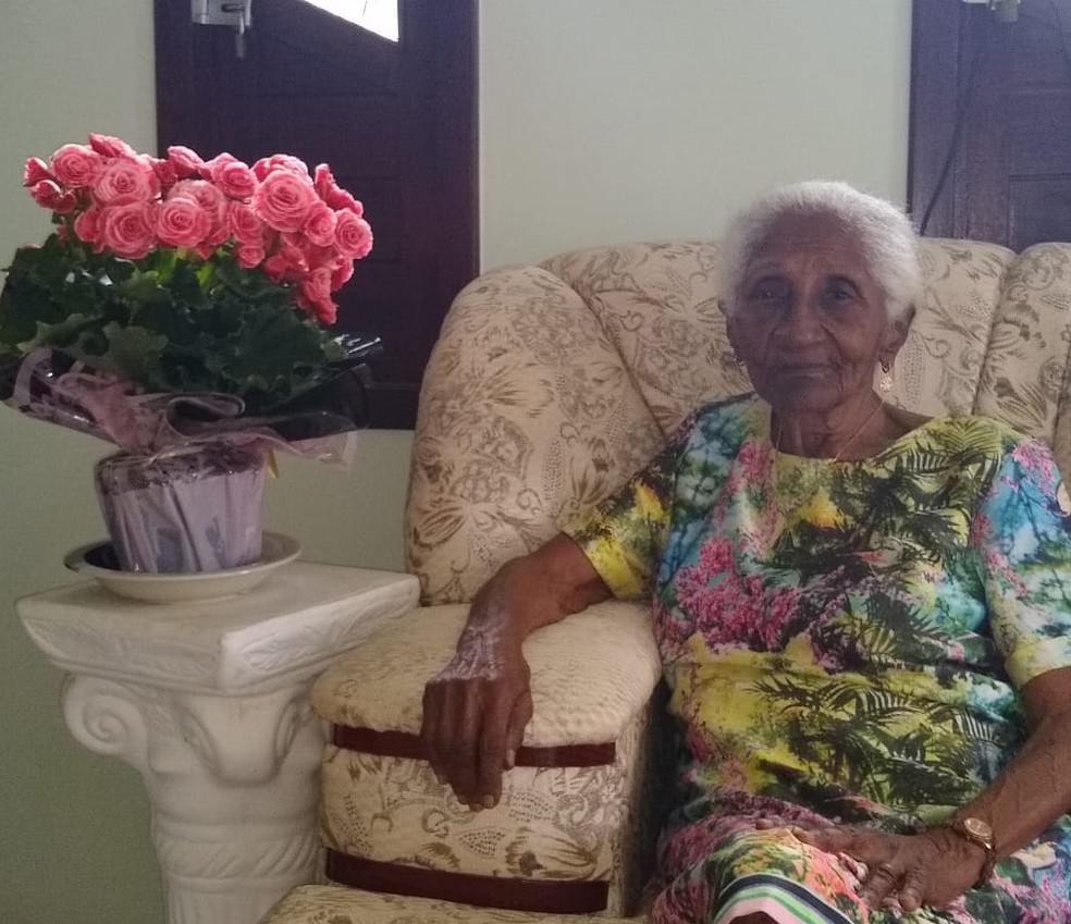Idosa completa 104 anos e relata saudade dos amigos e de ver jogos do Bahia 
