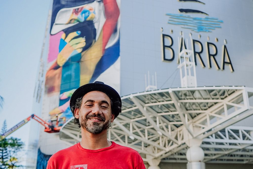 Em vídeo exclusivo, Eduardo Kobra fala sobre o mural de Santa Dulce dos Pobres no Shopping Barra