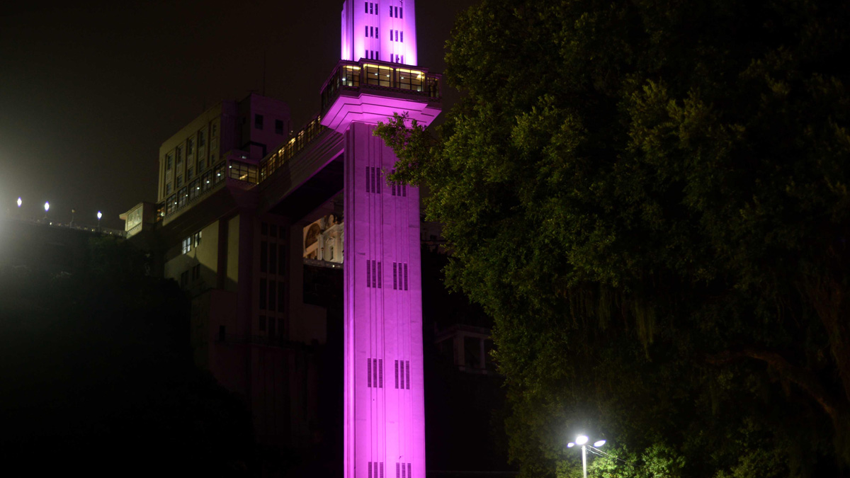 Monumentos em Salvador recebem iluminação especial em alusão ao Outubro Rosa