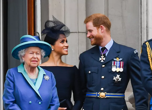 Rainha Elizabeth II se pronuncia sobre afastamento do príncipe Harry e Meghan Markle