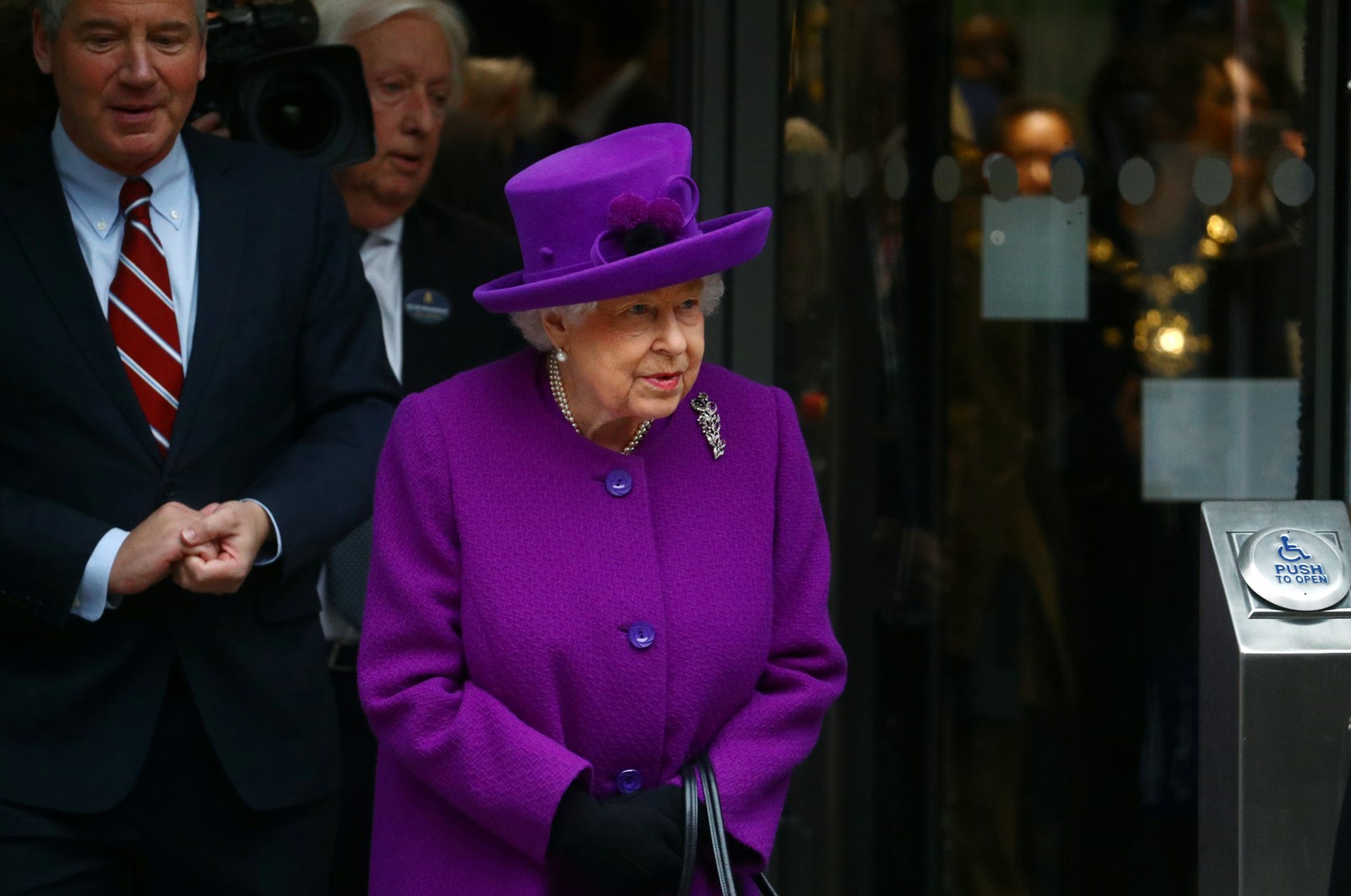 Rainha Elizabeth fará pronunciamento neste domingo 