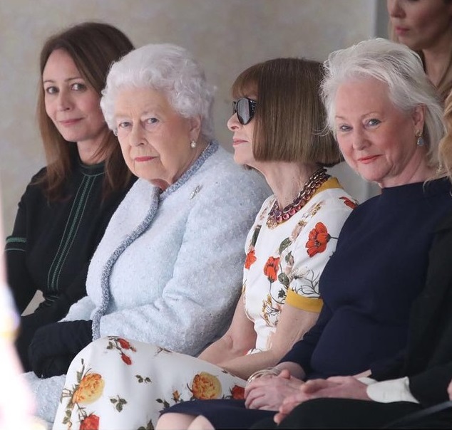 Rainha Elizabeth II assiste desfile na semana de moda de Londres ao lado de Anna Wintour