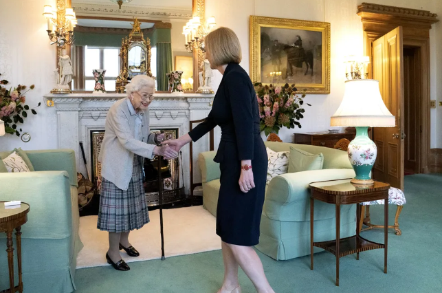 Rainha Elizabeth II é colocada sob supervisão médica, informa Palácio de Buckingham