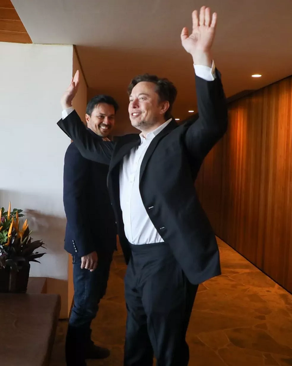 Homem mais rico do mundo, Elon Musk desembarca em São Paulo e se reúne com Bolsonaro 