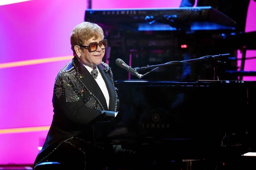 Elton John testa positivo para Covid e suspende turnê; cantor tem 74 anos
