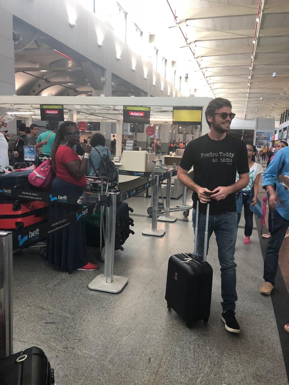 Reconhecido no aeroporto de Salvador, Emílio Dantas posa para fotos ao lado dos fãs 
