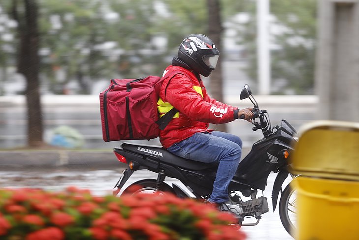"Motociclista Vai de Boa": Salvador Vai de Bike realiza ação educativa junto a motociclistas entregadores