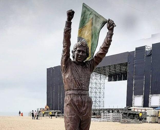Orla de Copacabana ganha escultura de Ayrton Senna