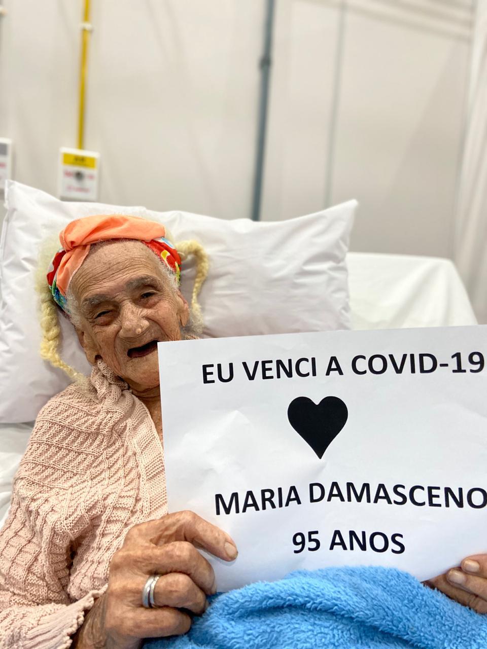 Idosa de 95 anos tem alta médica após se recuperar da Covid-19 no hospital de campanha do Wet´n Wild 