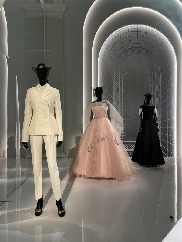  Exposição em NY conta a história da Dior. Saiba os detalhes!   