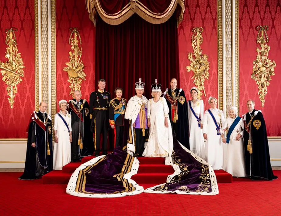 Família real britânica divulga fotos oficiais após coroação; Harry e Meghan não aparecem