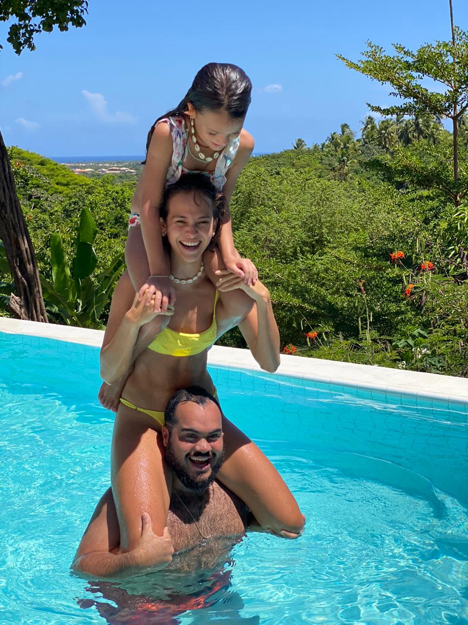 Fran Gil tira dias de folga com namorada e filha na Praia do Forte; vem saber