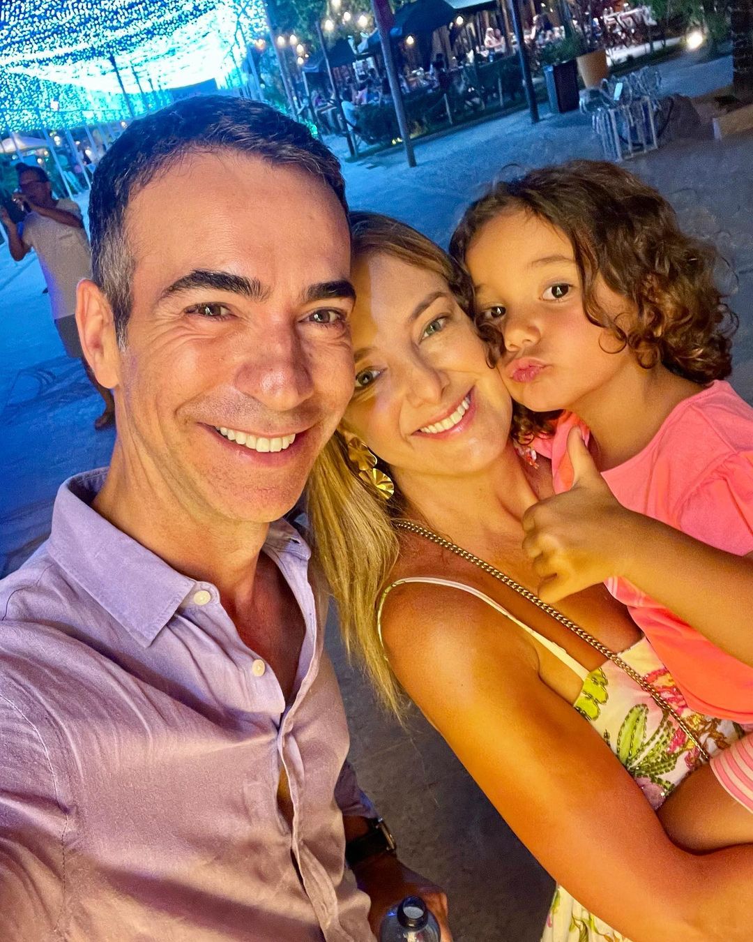 Tici Pinheiro e Cesar Tralli passam fim de semana com filha caçula em hotel na Praia do Forte 