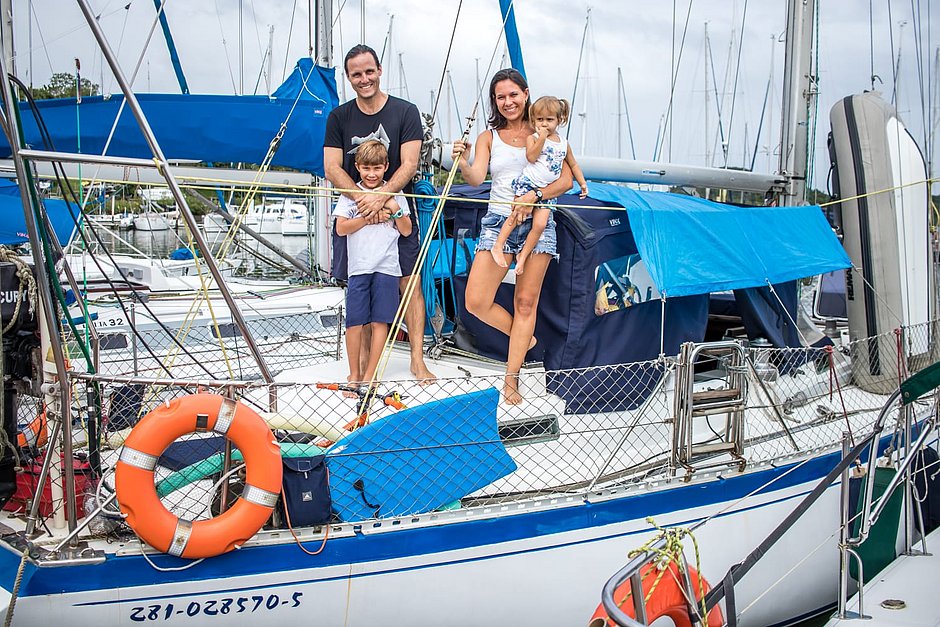 É doce viver no mar: família baiana vende casa e decide morar num veleiro