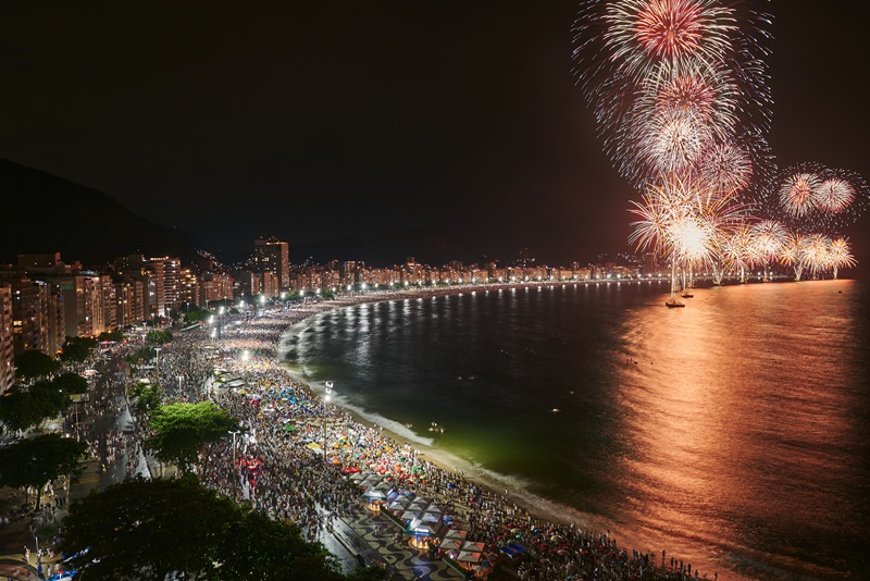 Fairmont Rio de Janeiro anuncia festa de Ano Novo na praia de Copacabana; saiba valores 