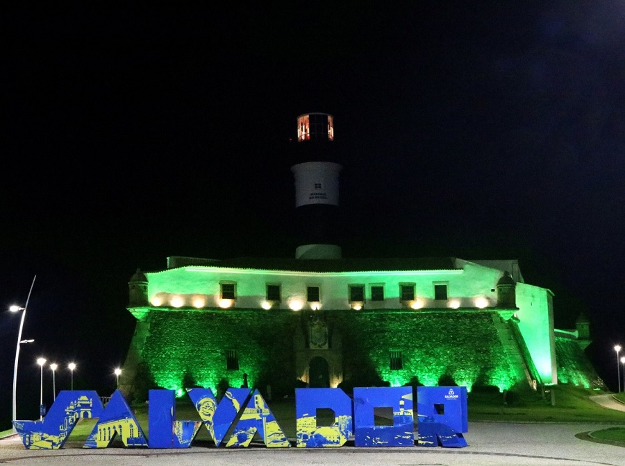 Farol da Barra tem iluminação especial em homenagem a defensores públicos