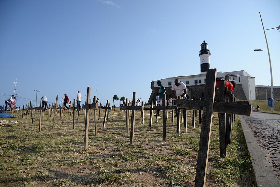 Ato interreligioso finca 600 cruzes no Farol da Barra em memória às 600 mil vítimas da Covid 