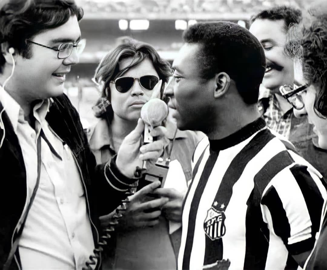 Milton Neves compartilha foto de Faustão entrevistando Pelé feita há meio século