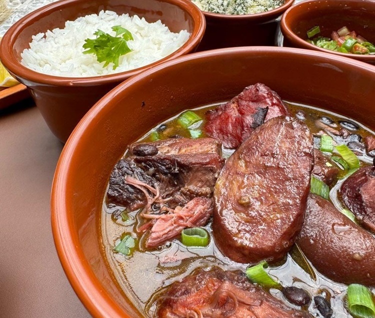 Feijoada desde cedo: restaurante em Salvador serve prato a partir das 9h da manhã