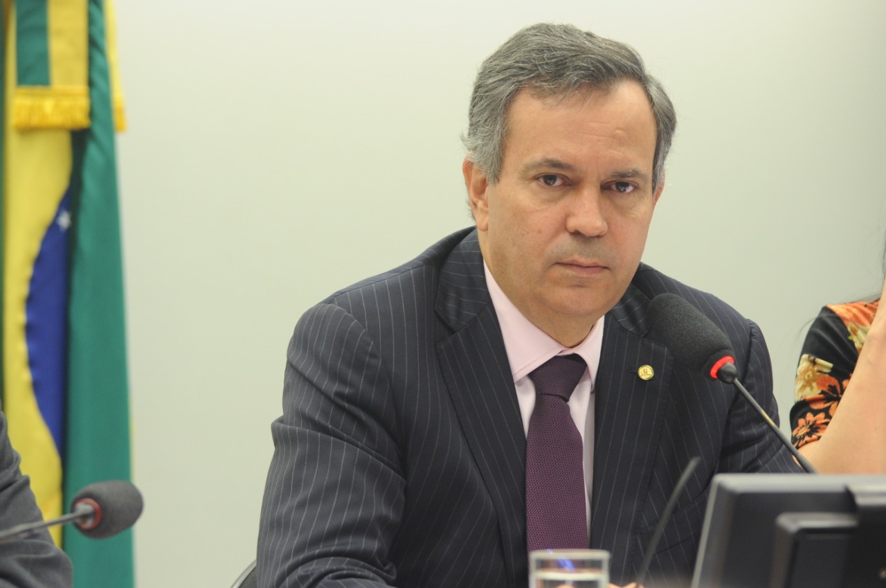 Félix Mendonça Júnior diz que Bolsonaro demonstra "falta de equilíbrio" ao agredir repórter na Bahia