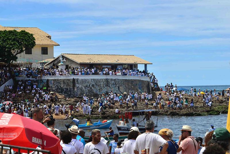  Após dois anos de pandemia, Festa de Iemanjá atrai multidão para o Rio Vermelho; veja fotos 
