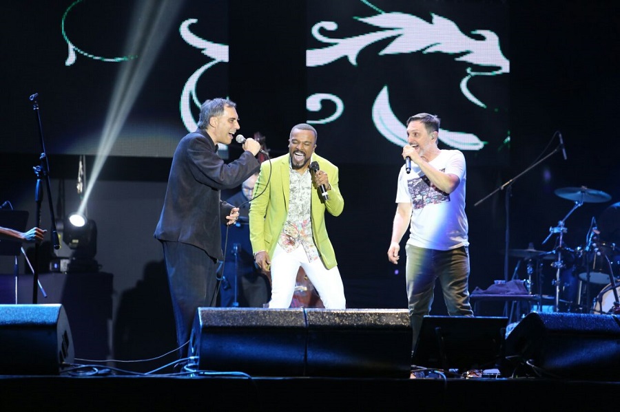 Alexandre Pires divide palco com Paulo Miklos e Arnaldo Antunes no Combina MPB