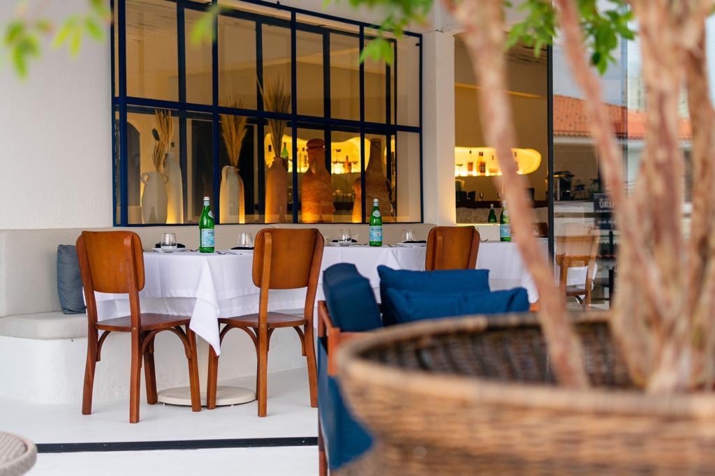 Inspirado em ilha grega, restaurante Fira passa a atender no horário de almoço e anuncia novidades em Salvador
