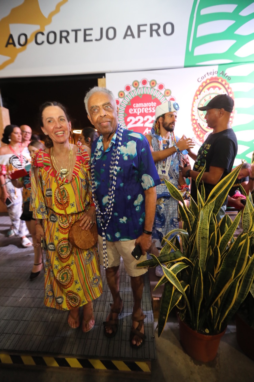 Flora e Gilberto Gil estão a postos recebendo convidados em mais um dia do Expresso 2222