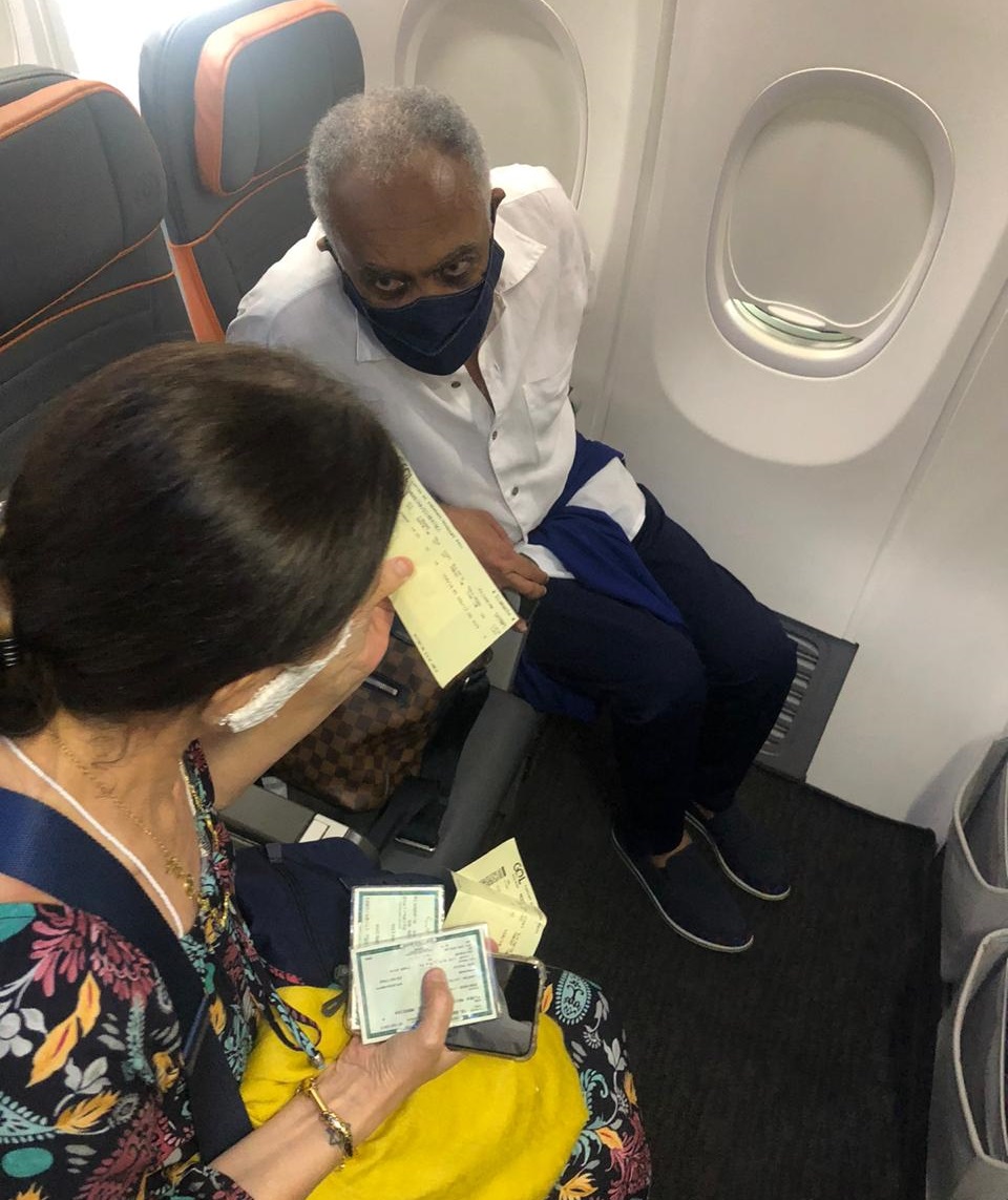 Alô Alô Bahia flagra Flora e Gilberto Gil em voo para o Rio de Janeiro 