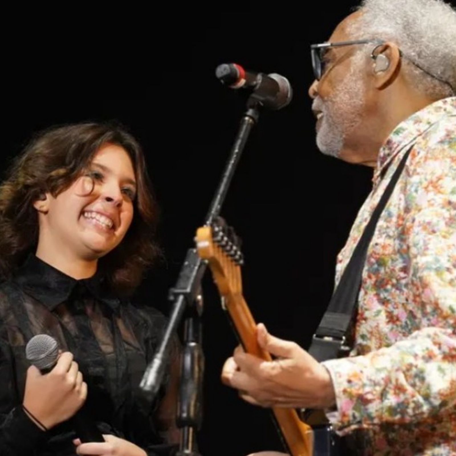 Neta de Gilberto Gil, Flor se emociona ao cantar com o avô no Rock in Rio 2022