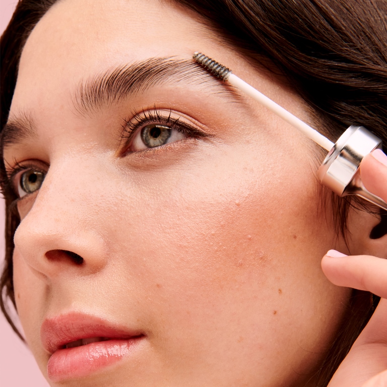 Benefit Cosmetics lança cera texturizadora para sobrancelhas