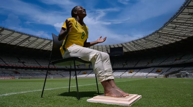 Ícone do futebol feminino, Formiga eterniza pés na calçada da fama do Mineirão