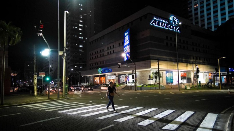 Fortaleza ganha sistema inteligente que ilumina pedestres durante travessia de faixa 