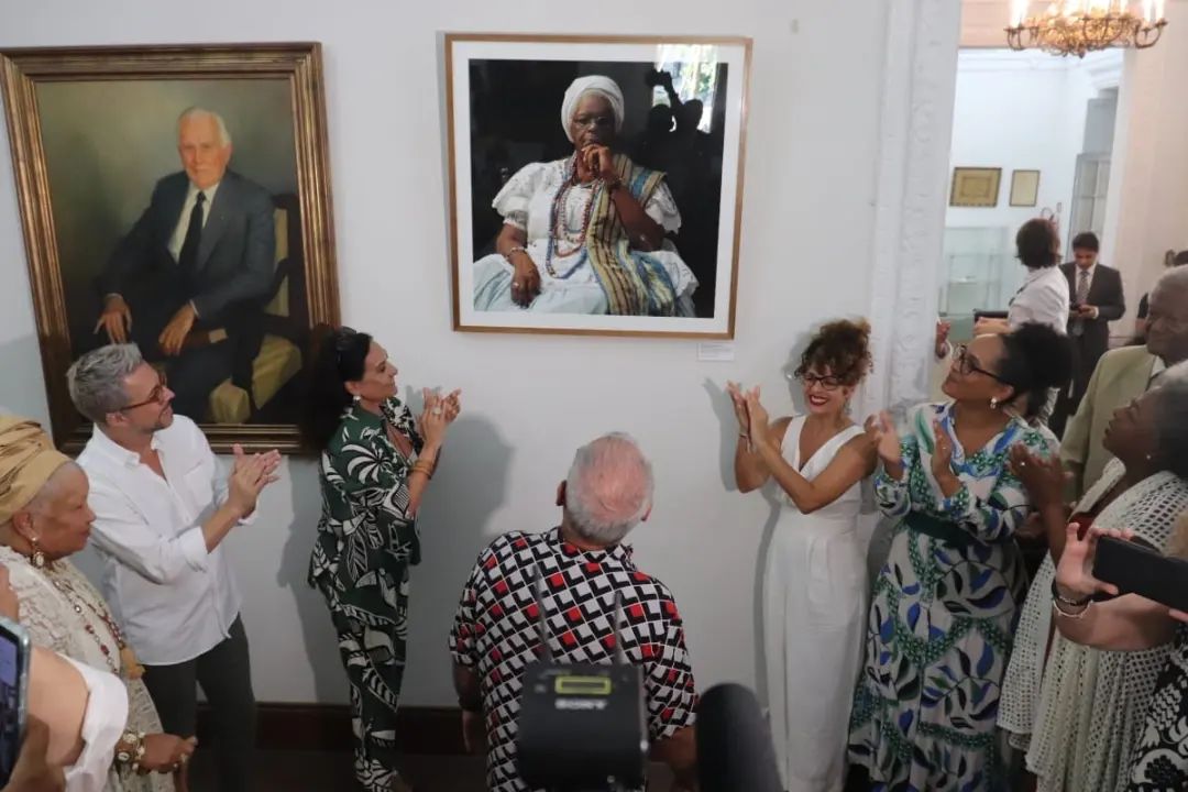 Cerimônia marca instalação de fotografia de Mãe Stella de Oxóssi na Academia de Letras da Bahia 