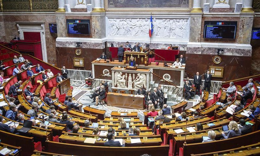 França aprova lei de passaporte vacinal contra covid-19