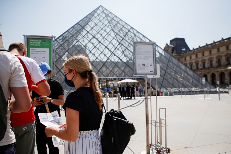 França estabelece protocolos contra covid-19 para museus, cinemas e piscinas
