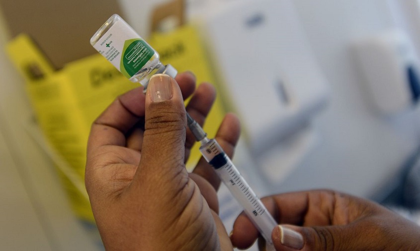 França suspende milhares de profissionais da saúde não vacinados contra covid-19