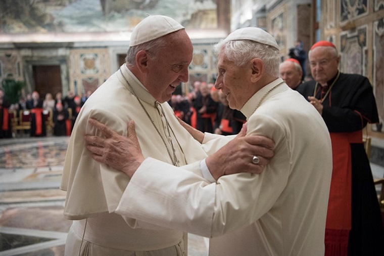 Papa Francisco e Bento XVI recebem vacina contra covid-19