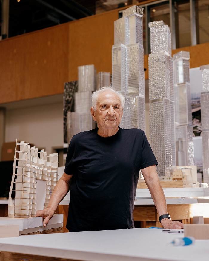 Ícone mundial da arquitetura, Frank Gehry chega aos 92 anos cheio de projetos e sem planos de aposentadoria