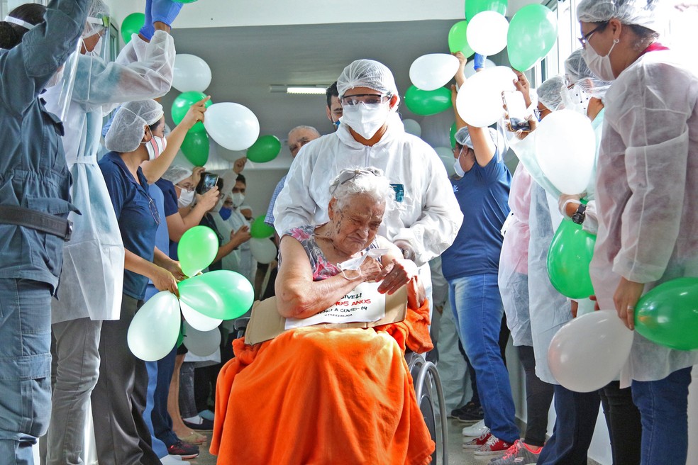 Idosa de 105 anos recebe alta após se recuperar da Covid-19